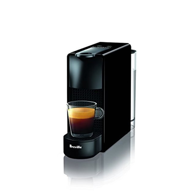 nespresso essenza mini black cafetera de cápsulas negra, vista frontal 3/4 con taza de espresso en la bandeja, carcasa compacta vertical y depósito de agua trasero translúcido; ideal para preparar cafés individuales en espacios pequeños.