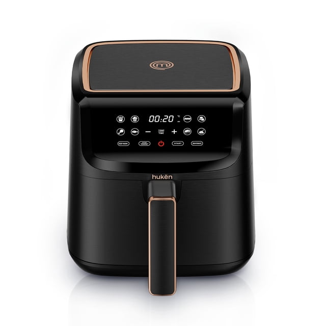 freidora de aire negro matte 3.5lt con 10 funciones preestablecidas masterchef by hukën, vista frontal centrada con panel táctil digital y pantalla LED que muestra tiempo e iconos de funciones; cesto con manija frontal y borde cobre, logotipo hukën visible, carcasa negra matte y tapa superior con acabado texturizado; cabina interior de 3.5 L en acero inoxidable anti-deformaciones y control preciso de temperatura (35°C–200°C). Ideal para freír con aire, asar, hornear y deshidratar; también adecuada para preparar raciones pequeñas para dos personas.