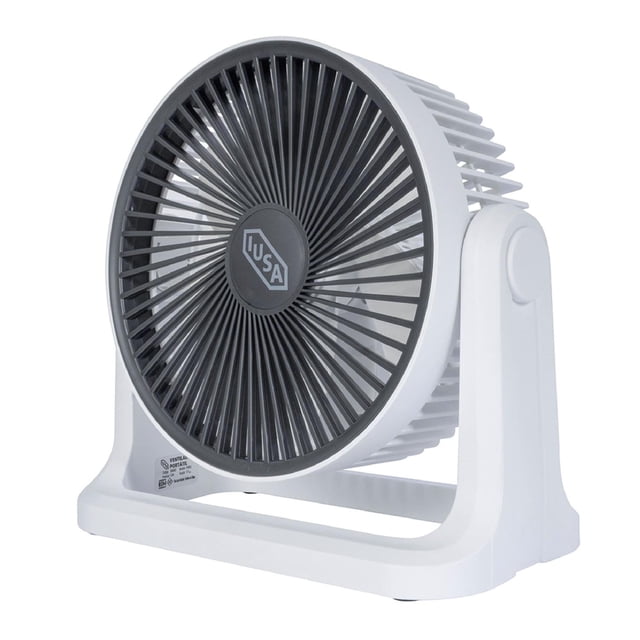 ventilador recargable 8" iusa 3 velocidades personal ventilador personal blanco 8 pulgadas con parrilla frontal gris oscuro y base inclinable en vista 3/4. Diseño compacto y portátil con ajuste de inclinación hasta 90°; rejilla radial con logo IUSA al centro; recarga por puerto USB con cable incluido; batería con autonomía de 2–7 horas según velocidad y tres niveles de potencia, ideal para escritorios y espacios reducidos; también suele usarse para refrescar equipo electrónico en estaciones de trabajo.