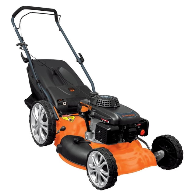 podadora motor a gasolina 20'' 5 hp truper p-520 Anaranjada, vista tres cuartos frontal de cortadora de césped TRUPER con cubierta metálica naranja y motor negro; manillar plegable con forro antiderrapante, ruedas traseras grandes, bolsa recolectora trasera y salida lateral visibles, palanca de 6 posiciones para altura de corte; adecuada para jardinería residencial y patios pequeños.
