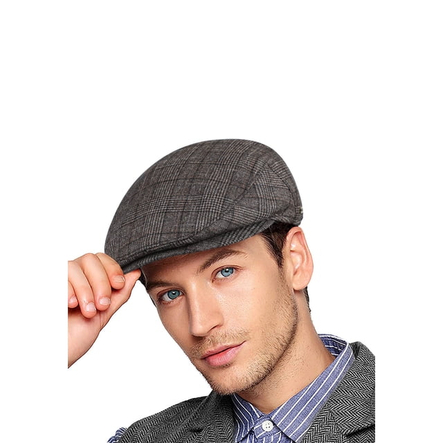gorra tipo boina para hombre, gorra plana con visera color dark coffee Fokelyiam — vista 3/4 frontal de boina de circunferencia relajada (59–63 cm) con visera corta y tejido texturizado, orejeras ocultas en el borde; modelo tocando la visera sobre fondo blanco; ideal para otoño e invierno y a menudo usada también para viajes urbanos.