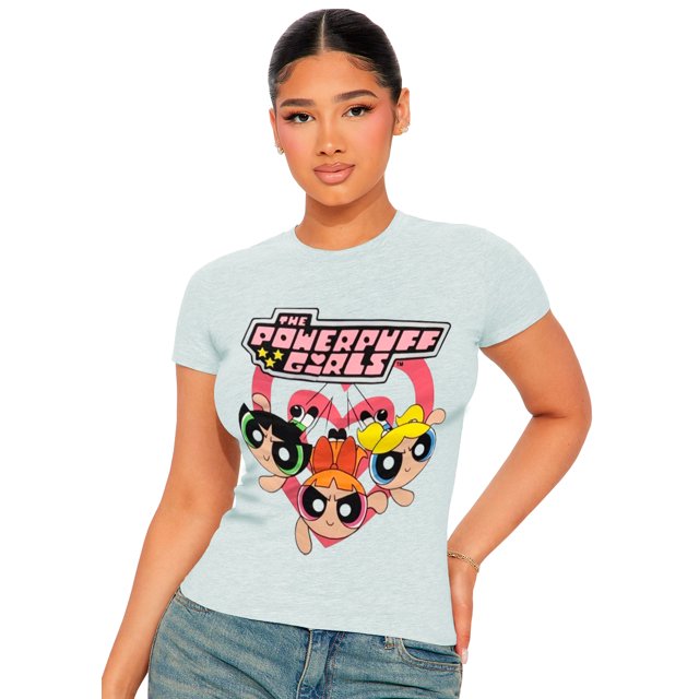 playera para mujer cómics disney licencias original 100% algodon azul claro con estampado centrado de The Powerpuff Girls; vista frontal, camiseta entallada de manga corta y cuello redondo sobre modelo, tejido liso y apariencia ligera, adecuada como prenda casual o para eventos temáticos.