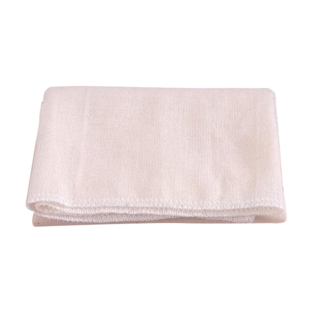 filtro de tela para queso, tela coladora, tela cuadrada para queso, para la elaboración de queso 31x31 pulgadas, vista frontal centrada de muselina blanca sin blanquear plegada con dobladillo cosido y tejido de malla fina visible sobre fondo liso; reutilizable y adecuada para colar leche de nuez o yogur, paquete de 1 pieza.