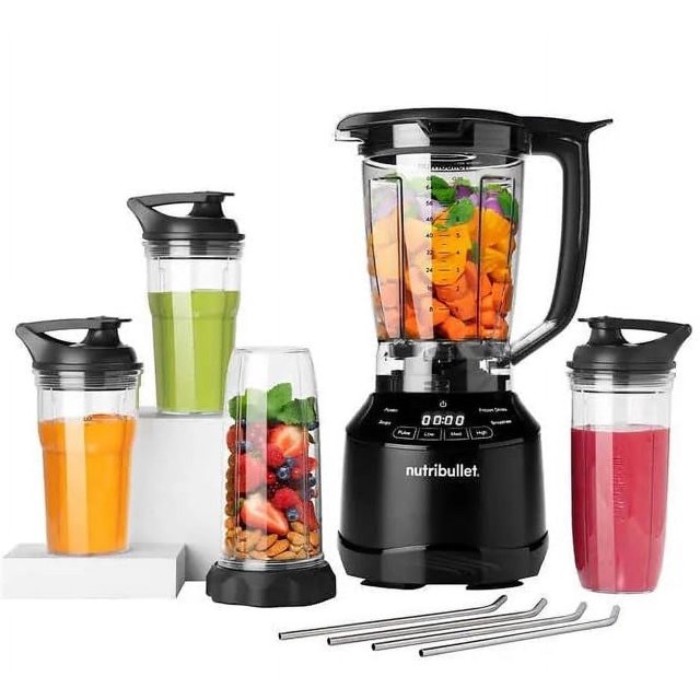 licuadora nutribullet digital smart touch de 1500 w con tazas de 64 onzas Base negra con pantalla táctil frontal y controles de programas inteligentes; jarra ventilada transparente de 64 oz con asa y tapa de bloqueo, cuchilla extractora instalada, cuatro tazas para llevar y vaso triturador con frutas en base de acople, cuatro pajillas de acero inoxidable sobre fondo blanco. Suele usarse también para preparar porciones individuales para llevar.