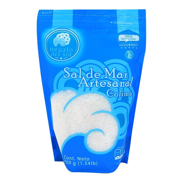 sal de mar regalo del sol artesanal de colima 700 g bolsa azul frontal resellable con ventana que muestra sal gruesa blanca; logo Regalo del Sol y texto 'Sal de Mar Artesanal de Colima', contenido neto 700 g (1.54 lb), ideal para sazonar alimentos y que suele usarse también para organizar pequeños condimentos en la cocina.