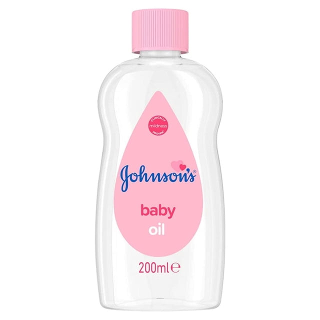 aceite para bebé johnson's baby 200 ml pack de 6 Envase frontal de 200 ml con tapa rosada y cuerpo transparente; etiqueta en forma de gota rosa con logo Johnson's y texto 'baby oil' y '200 ml', líquido claro visible. Indicado para hidratación y masaje diario de bebés; también suele utilizarse para suavizar la piel seca.