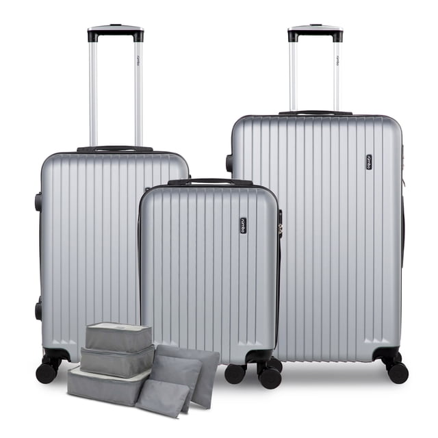 juego de 3 maletas de viaje rigidas rumbo gris 20 24 28 pulgadas con 6 bolsas de viaje tres maletas rígidas gris Rumbo (20", 24", 28") en vista frontal con líneas verticales; asas telescópicas metálicas extendidas, ruedas 360° y candados de combinación visibles; las de 24" y 28" tienen asas laterales; delante, seis bolsas organizadoras grises apiladas; incluye funda protectora y tag; la de 20" cumple medidas de equipaje de mano.