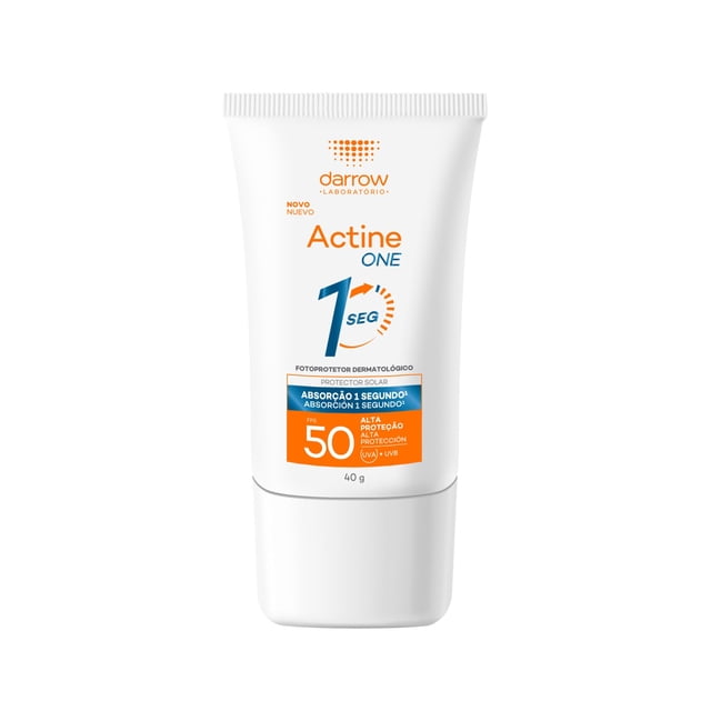 darrow protector solar dermatológico facial actine one, invisible y ligero fps50, 40g. Envase tubular blanco frontal con logo Darrow naranja, texto en tonos naranja y azul, icono grande "1 SEG" y recuadro naranja con "50" que indica FPS 50 y protección UVA+UVB; apariencia de gel‑crema de rápida absorción y acabado seco, indicado para pieles latinas y ideal como protector facial diario y para preparar la piel antes del maquillaje.