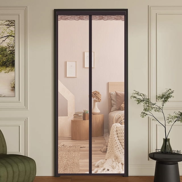 cortina de puerta de malla magnética, mosquitero con cierre magnético, tela metálica, barrera contra insectos con malla fina, 210 x 90 cm, para hogar, dormitorio, sala de estar — vista frontal centrada de panel doble color café con tira magnética central para cierre automático; malla plástica tejida fina que permite ventilación y paso de luz, instalada en marco de puerta interior sobre piso en ambiente de dormitorio/sala con alfombra y manta, instalación fácil y funcionamiento manos libres, ideal también para balcón o cocina.