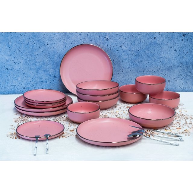 vajilla vascella redonda para 4 personas 16pz rosa Vascella, juego de 16 piezas con platos llanos, platos hondos, platos de postre y tazas; vista frontal centrada de las piezas apiladas y dispuestas sobre mantel claro, acabado rosa liso con borde oscuro y moteado tenue, ideal para cenas navideñas y uso diario.