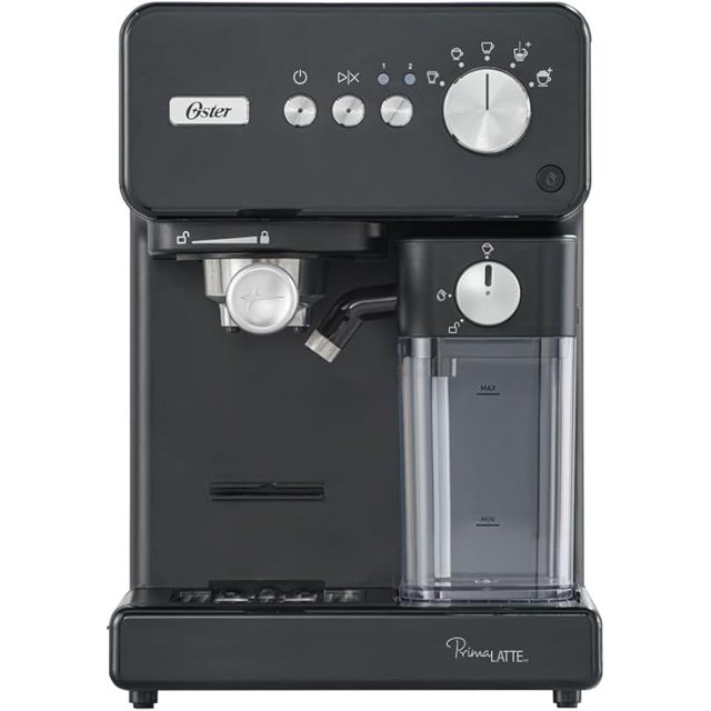 cafetera automática oster bvstem6604bk espresso primalatte negra, vista frontal centrada con panel superior con tres botones redondos y perilla giratoria, portafiltro metálico izquierdo, boquilla de vapor y depósito transparente de leche con marcas MIN/MAX; bandeja de goteo en la base y logo PrimaLATTE. Ideal para lattes y cappuccinos con sistema Auto-Frothing y bomba italiana de 15 bar; también suele usarse para espumar leche para recetas caseras.