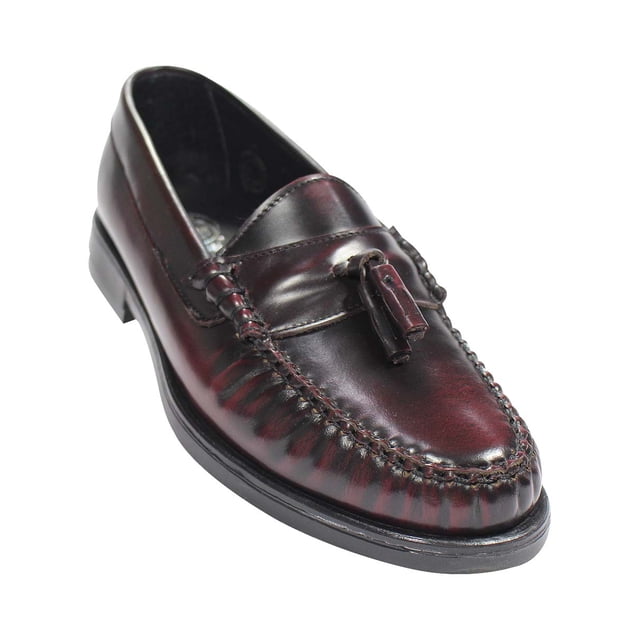 mocasin casual leon mujer vino piel 207 leon 207p, vista 3/4 frontal de un mocasín casual para mujer color vino; piel pulida con costura visible en la puntera, borlas decorativas en el empeine y suela baja negra sobre fondo blanco.