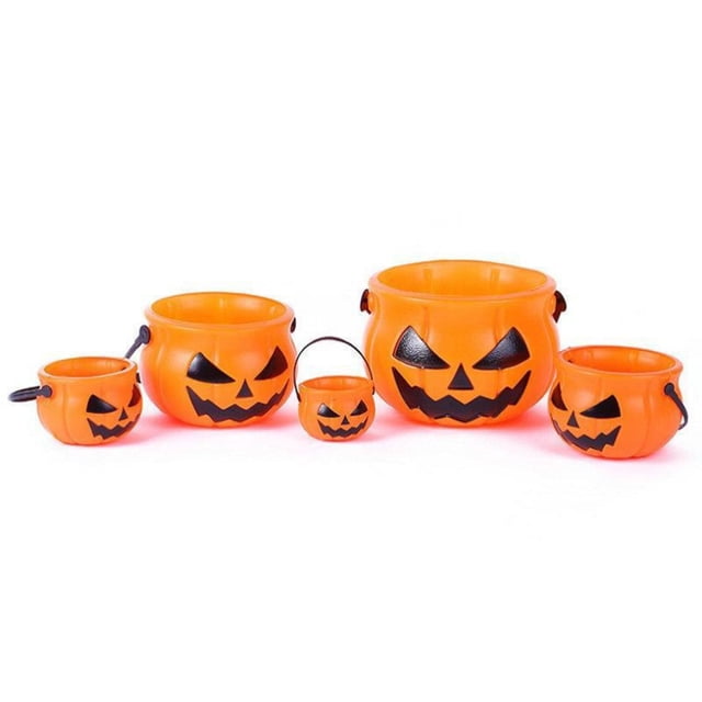 xihbxyly cesta de dulces de calabaza de halloween con diseño de cara malvada espeluznante. Vista frontal centrada de cinco cestas plásticas anaranjadas con asas negras, silueta redondeada y rasgos faciales en negro; varias tallas aptas para truco o trato y decoración de Halloween.
