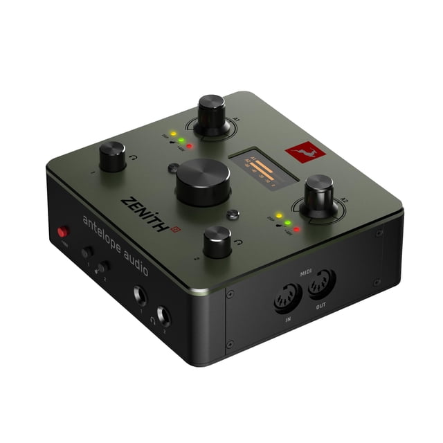 interfaz de audio Antelope Audio Zenith 2 USB-C con preamplificadores Pro 3/4 frontal; unidad compacta color verde oliva con bordes negros, pantalla pequeña con medidor LED, tres perillas grandes y dos pequeñas, botones e indicadores de nivel, logo rojo de la marca, entradas Hi‑Z para guitarra, dos salidas de audífonos independientes y conectores MIDI. Adecuada para grabación, streaming y podcasting; a menudo usada también para monitoreo dual y práctica de guitarra con efectos DSP integrados.