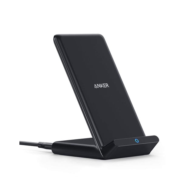 cargador inalámbrico anker powerwave certificado qi para iphone 11 11 pro 11 pro max xr xs max xs x 8 8 plus 10w de carga rápida galaxy s20 s10 s9 s8 nota 10 nota 9 y más — soporte vertical negro PowerWave, vista 3/4 frontal con logo Anker centrado, base abatible, puerto de cable en la parte posterior y LED indicador azul en el borde delantero; carga en orientación horizontal o vertical, compatible con fundas finas (sin adaptador de CA) y a menudo usado para ver videos manos libres.