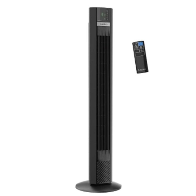 ventilador de torre lasko t48339 48 pul 4 vel negro, vista frontal de torre slim con base circular y rejilla vertical extra larga, panel superior con pantalla digital y botones; control remoto visible a la derecha; funciones visibles que indican oscilación, temporizador de hasta 7 horas y 3 velocidades silenciosas, adecuado para refrescar habitaciones y áreas de trabajo.