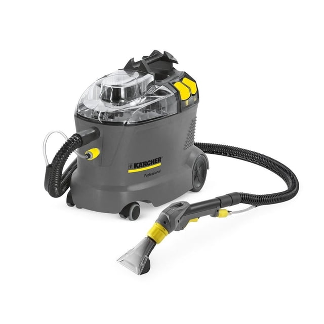 lava aspiradora karcher puzzi 1.100-228.0 gris Máquina compacta gris con depósito superior transparente, manguera negra flexible y boquilla ancha en herramienta de mano; ruedas y grandes pedales amarillos para transporte ergonómico, ideal para limpiar tapicerías en espacios pequeños y adecuada para limpieza puntual de alfombras pequeñas.