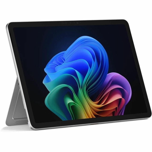 microsoft surface pro 12 (2025) tableta pc copilot+, 12" platino con soporte trasero desplegado en vista frontal 3/4; pantalla PixelSense de bisel delgado, marco metálico plateado, puerto lateral visible y soporte ajustable, diseñada para trabajo móvil con Windows 11 Pro y adecuada para tomar notas o revisar presentaciones en movimiento.