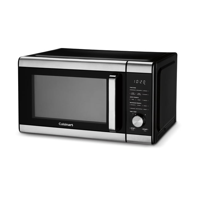 cuisinart 3 en 1 horno de microondas air fryer negro frontal en ángulo que muestra un microondas negro Cuisinart con borde y mango cromado, ventana amplia en la puerta y panel táctil LED a la derecha con perilla; funciones Air Fry, convección y microondas, temperatura ajustable hasta 450 °F, freído en aire hasta 3 lb (1.36 kg) y bandeja de 9 in (23 cm); también suele usarse para recalentar porciones individuales en viajes de cocina.