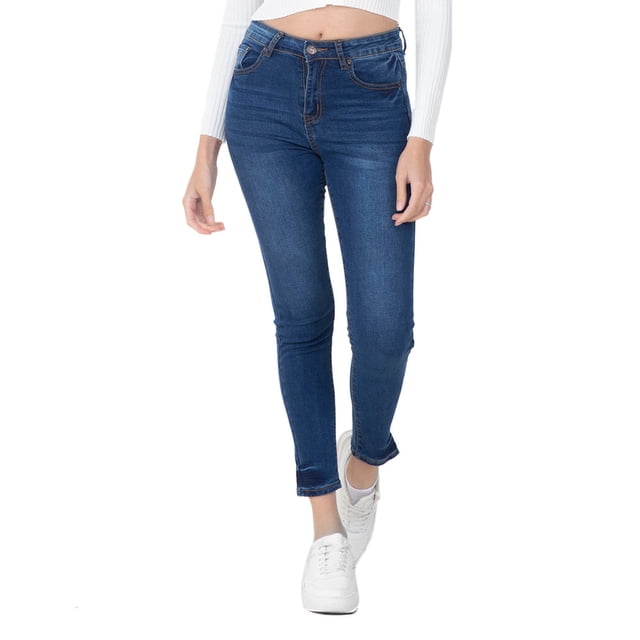 jeans súper high waist para mujer quarry Stone, vista frontal centrada en modelo mostrando tiro alto y cintura sobre la cadera, corte skinny ajustado, lavado azul oscuro con deslavados leves y costuras visibles, bolsillos delanteros y traseros, acabado denim sobre fondo blanco; ideal para looks casuales con tenis.