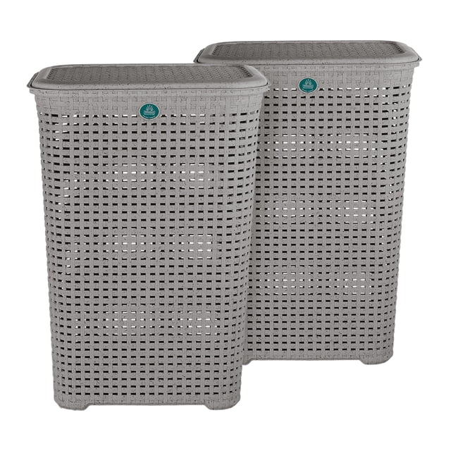 2 cestos para ropa sucia rattan terragave biodegradable (moon) Kit de 2 cestos con tapa abatible estilo rattan en polipropileno color marrón, vista frontal 3/4 con patrón tejido, asas laterales integradas y etiqueta visible; medidas 40 x 32.5 x 57 cm; también suelen usarse para almacenar prendas de temporada.