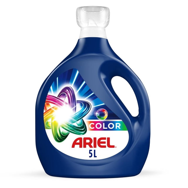 detergente líquido ariel color, remueve manchas y cuida el color, 80 lavadas (5l) Envase azul de 5 L con agarradera lateral y tapón dosificador; etiqueta frontal con logo Ariel rojo, franja multicolor con la palabra "COLOR" y estrella multicolor; pensado para ropa de color, dosificación fácil (1 tapita = 1 lavada) y a menudo usado para llevar en viajes de lavandería.