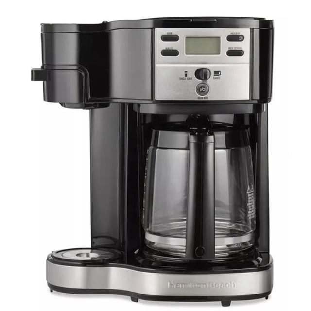cafetera programable hamilton beach 2 vías, 12 tazas, acero inoxidable, select-a-brew (reacondicionado) Reacondicionado, cafetera dual frontal en acabado plata y negro con panel digital y botones Select‑a‑Brew para intensidad regular o fuerte; selector para una sola taza (hasta 400 ml) o jarra de 12 tazas, dos depósitos con ventanas de nivel visibles y jarra de vidrio con asa sobre placa caliente; puede presentar signos estéticos por reacondicionado; no incluye taza ni termo. A menudo usada también para preparar una porción única en termo de viaje.