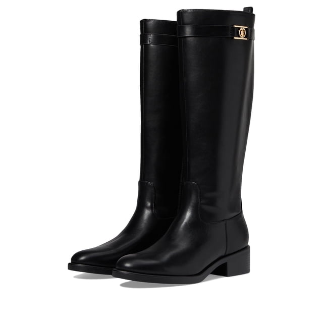 bota tommy hilfiger iviann de piel negra para mujer bota alta negra con punta almendrada, cierre de cremallera lateral y herraje TH dorado en la caña; tacón de 1.65 pulgadas, vista 3/4 frontal sobre fondo blanco, estilo casual apto para otoño-invierno, a menudo usada también como botín elegante para conjuntos de oficina.
