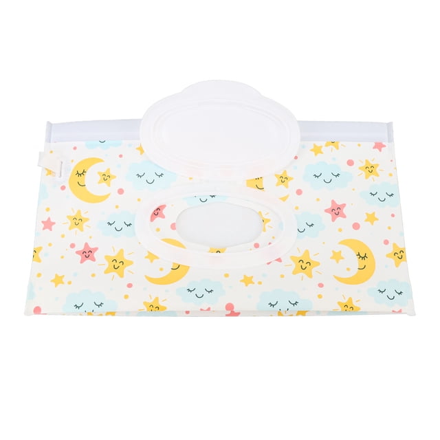 baby wipes pouches, viajes reutilizables toallitas para bebés destinatario para el hogar bolsa de toallitas EVA con ventana oval y tapa de solapa blanca, estampado de lunas, estrellas y nubes en amarillo, azul y rosa; vista frontal centrada, adecuada para guardar y controlar la cantidad de toallitas y también usada a menudo para transportar pañitos en viajes.