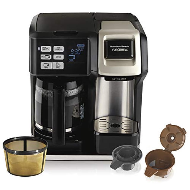 hamilton beach flexbrew trio cafetera de 2 vías, compatible con cápsulas o molidos k-cup, porción individual y olla completa de 12 c, filtro permanente en tono dorado, negro y plateado — Vista frontal 3/4 con jarra de vidrio de 12 tazas a la izquierda, módulo de porción individual y bandeja para taza de viaje a la derecha, panel digital Easy-Touch visible arriba; filtro permanente dorado y soportes para cápsula mostrados en primer plano. Prepara taza individual (hasta 10 oz con cápsula o 14 oz en taza de viaje con molido) o olla completa de 12 tazas; incluye opción Select-a-Brew para intensidad regular o audaz.