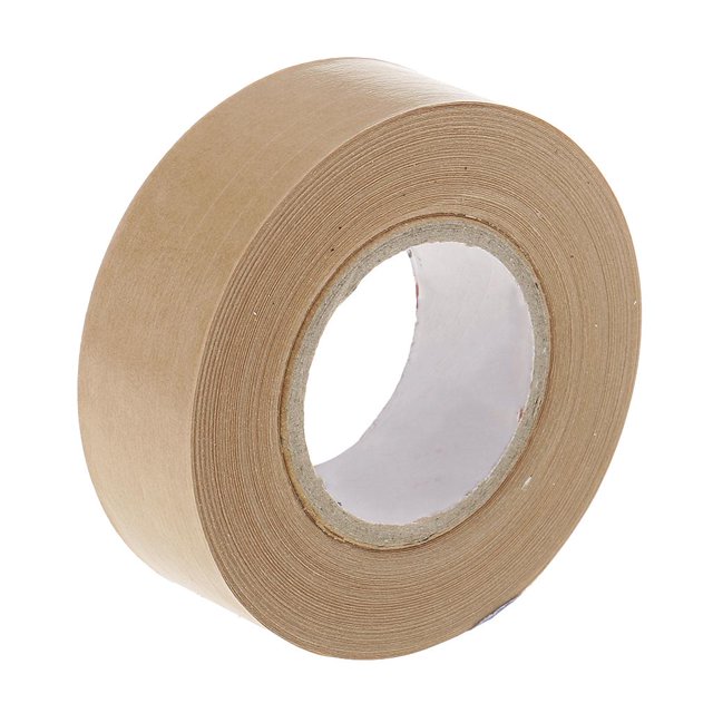 cinta kraft engomado (164 pies x 0,9 pulgadas), rollo marrón de papel kraft 24 mm x 45 m, vista 3/4 frontal que muestra el cilindro con núcleo de cartón y la capa adhesiva activada por agua, para sellar paquetes comerciales, embalaje y trabajos de pintura; también suele usarse para manualidades y enmarcar.