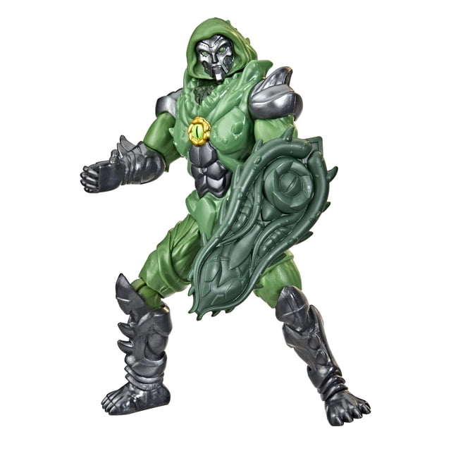 figura de acción marvel avengers mech strike monster hunters doctor doom 15 cm — Vista frontal 3/4 de la figura de 15 cm con capucha verde y casco metálico, armadura verde y gris con detalles musculares, incluye escudo biomecánico desmontable y articulaciones visibles en pose de combate sobre fondo blanco; adecuada para exhibición coleccionable.
