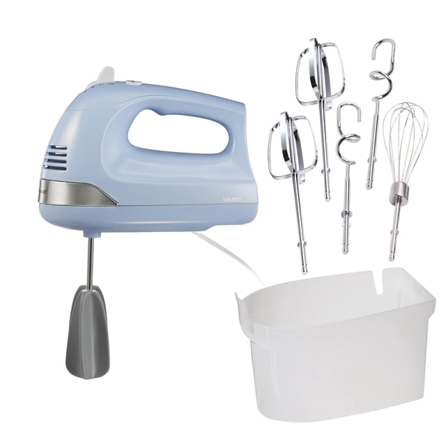 batidora de mano eléctrica hamilton beach, 6 velocidades, 275 w, azul con estuche — vista frontal 3/4 de la batidora azul con asa ergonómica y borde plateado; incluye 2 batidores Easy Clean, 2 batidores tradicionales, 2 ganchos para amasar, un batidor de globo y funda de almacenamiento blanca a presión; adecuada para mezclar, batir y amasar en casa.