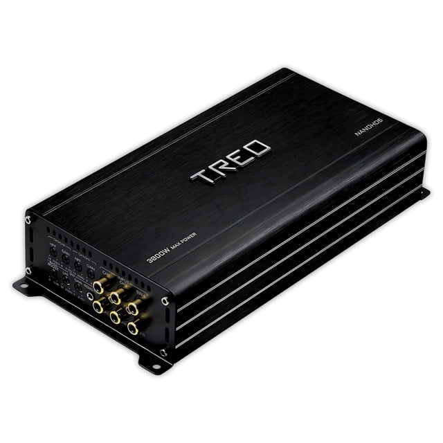 mini amplificador 5 canales treo nanohd5 3000 watts clase d treo nanohd5 en negro, vista 3/4 superior de carcasa de aluminio cepillado con logo TREO, conectores RCA dorados y controles de ganancia visibles, orejetas de montaje en esquinas; ideal para amplificación automotriz y a menudo usado para impulsar subwoofers pequeños en sistemas compactos.