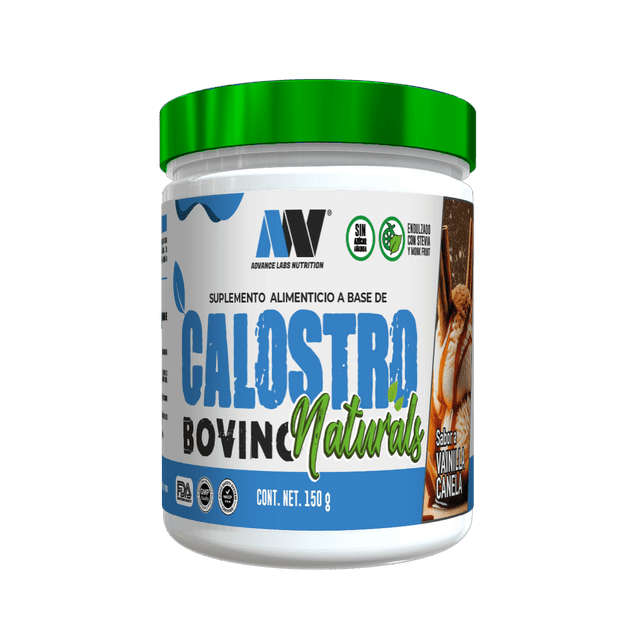 calostro bovino en polvo advance labs naturals stevia y monk fruit vainilla canela 30 serv 180g envase blanco con tapa verde, vista frontal de la etiqueta con 'CALOSTRO BOVINO' en letras azules y 'Naturals' en verde, iconos que indican 30 servicios y 180 g según ficha, y fotografía lateral de vainilla y canela; oft usado como suplemento en mezclas de batidos o bebidas proteicas.