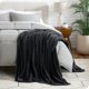 thumbnail image 4 of Manta de Vellón Bare Home Textura de Microfelpa Chevron Microfibra Suave y Afelpada Tamaño Matrimonial/Queen Color Negro, 4 of 7
