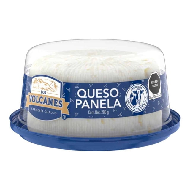 queso panela los volcanes 200 g Bloque blanco de queso panela en empaque plástico transparente con base azul, etiqueta azul que muestra logotipo Los Volcanes, texto "Queso Panela" y sello "Hecho con leche 100% de vaca"; peso neto 200 g visible; apto para desayuno y uso culinario.