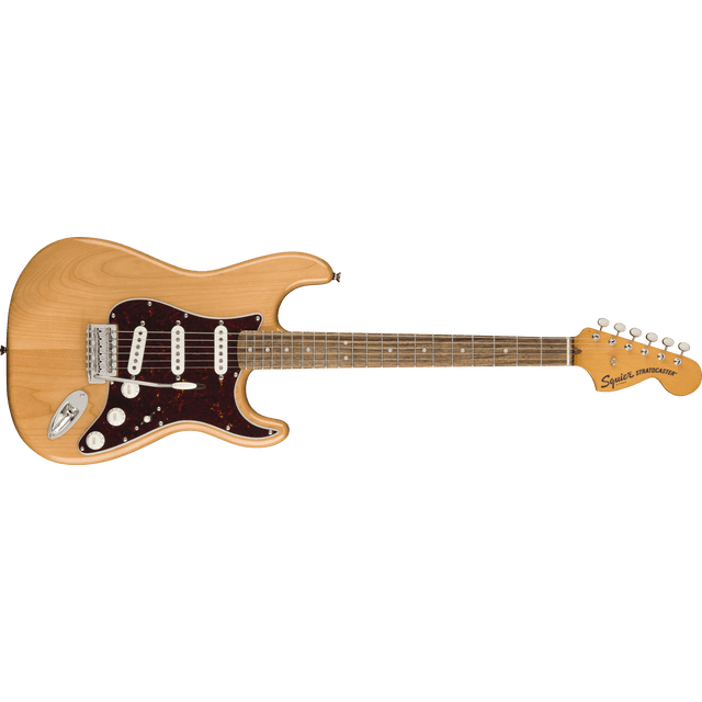 guitarra eléctrica squier by fender classic vibe 70s stratocaster - laurel, natural vista frontal 3/4, cuerpo de aliso en acabado natural con veta visible, mástil de arce y diapasón de laurel con 21 trastes, tres pastillas Alnico single-coil blancas, golpeador carey, puente de trémolo sincronizado y clavijero con logo Squier; adecuada para blues y rock y a menudo usada para prácticas o viaje por su perfil versátil.