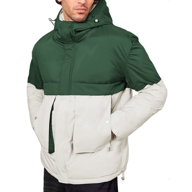 chamarra de invierno para hombre shendy vendy termica con capucha verde — vista frontal 3/4 del torso con gorro, diseño bicolor verde bosque arriba y beige abajo; acolchonado visible, tapeta sobre cierre frontal, bolsillos con solapa y broches, cordón ajustable en dobladillo, superficie impermeable en polyester; ideal para uso urbano y viajes cortos.