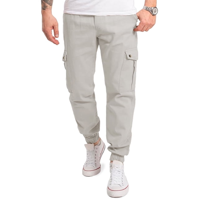 pantalon cargo jogger para hombre shendy vendy slim fit stretch Arena, vista frontal centrada con tiro medio, ajuste slim y cordón en cintura para ajuste personalizado, bolsillos cargo con solapa y botón, puños elásticos en los tobillos y tela de apariencia suave; ideal para looks casuales y a menudo usado como opción ligera para viajes cortos.