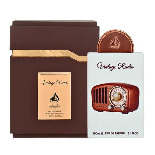 agua de perfume lattafa vintage radio 100 ml unisex Vista centrada del frasco blanco rectangular con ilustración de radio antigua marrón y tapa semicircular marrón con logo Lattafa; caja de regalo marrón oscuro con placa dorada y etiqueta Lattafa Pride, 100 ml. También suele usarse como detalle de regalo para eventos y promociones.