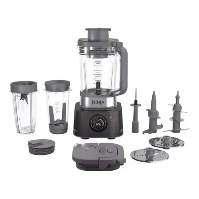 licuadora y procesador ninja co401b negro con jarra de 72 oz, vista frontal centrada de sistema multifuncional que muestra base con pantalla digital y perilla, jarra transparente con mango, tazón procesador y extractor de nutrientes, dos vasos mezcladores con tapas, tres tipos de cuchillas y discos de rebanado sobre fondo blanco; adecuada también para preparar batidos y porciones grandes para reuniones.