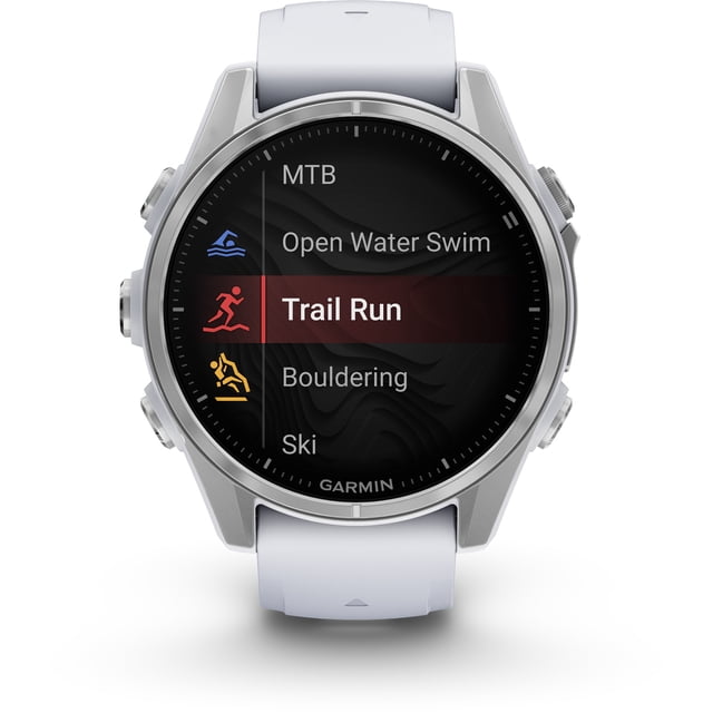 garmin, monitor deportivo, fenix 8, 43mm, amoled, whitestone Smartwatch multideporte blanco 43 mm con pantalla AMOLED circular encendida que muestra modos de actividad (Trail Run resaltado, Open Water Swim, Bouldering, Ski), bisel metálico y correa blanca en vista frontal centrada. Suele usarse para seguimiento de entrenamiento y registro de rutas en exteriores.
