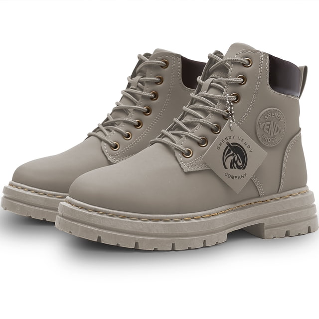 botas para hombre shendy vendy estilo urbano plataforma antideslizante helsinki Arena. Vista 3/4 frontal de par de botas de caña media con cordones y ojales metálicos dorados; suela plataforma estriada y antideslizante con costura visible, etiqueta colgante con logo Shendy Vendy y parche lateral con marca; fondo blanco, a menudo usadas también para viajes urbanos y caminatas diarias.
