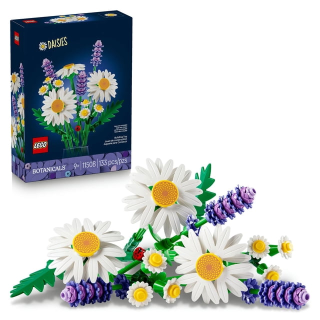 set lego botanicals margaritas 11508 set de construcción LEGO Botanicals Margaritas para 9+ muestra un ramo de 133 piezas con 3 margaritas grandes blancas con discos amarillos texturizados, 2 margaritas pequeñas, 3 espigas de lavanda morada, tallos y hojas verdes y una catarina roja en un tallo de lavanda. Caja azul del producto en el fondo; adorno decorativo ideal como regalo o pieza de habitación que no necesita riego y suele usarse para decorar escritorios y estantes.
