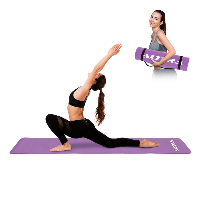 tapete para yoga y pilates altera nbr0518 grosor 1cm pilates foam 184x61 cm morado tapete morado 184 x 61 cm y 1 cm de grosor, vista 3/4 con mujer en estocada baja sobre la superficie; textura texturizada antideslizante visible, logo Altera en la esquina y recorte que muestra el tapete enrollado con correa para transporte; adecuado para yoga, pilates, meditación y ejercicios de fortalecimiento.