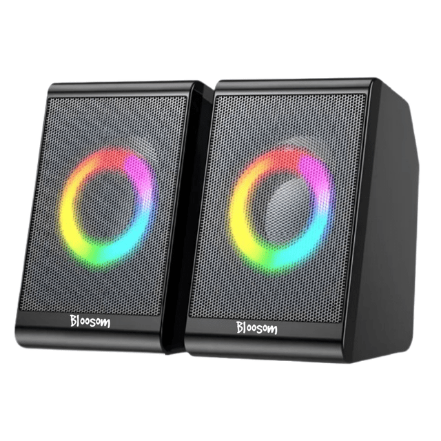 bocinas para pc bloosom computadora escritorio altavoz rgb subwoofer negro Dos bocinas Bloosom negras, vista frontal en ángulo, carcasa rectangular compacta pensada para colocarse bajo la pantalla; rejilla metálica con anillo RGB circular en cada unidad, logotipo Bloosom en la base, cable entre altavoces de 120 cm según especificaciones, base antideslizante y acabado resistente a arañazos mencionados en ficha; también aptas para audio y llamadas en home office.