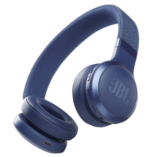 audifonos over-ear jbl live 460nc bluetooth 50 horas asistente azul 3/4 frontal, audífonos JBL azules over-ear con almohadillas acolchadas y diadema forrada en tela texturizada, copa derecha con logo JBL en relieve, botones de control y puerto USB-C visibles; diseño plegable sobre fondo blanco, adecuados para cancelación adaptativa de ruido y Ambient Aware, también suelen usarse para llamadas y uso de asistentes por su control integrado.