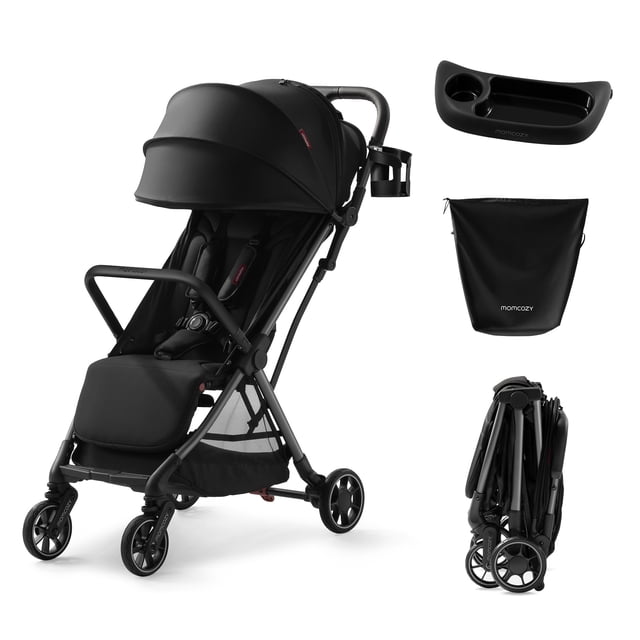 momcozy clickgo carriola plegable para bebé de viaje ligera, cochecito ligero momcozy st02 plegable para bebés 0-6 años. Vista 3/4 frontal de cochecito negro con toldo extensible UPF50+, barra protectora y arnés de cinco puntos; chasis ligero con ruedas delanteras giratorias 360° y suspensión total, cesta inferior y reposapiernas; a la derecha bandeja para snacks, bolsa de viaje negra y cochecito plegado compacto en posición vertical. También suele usarse para traslados urbanos y viajes en avión.