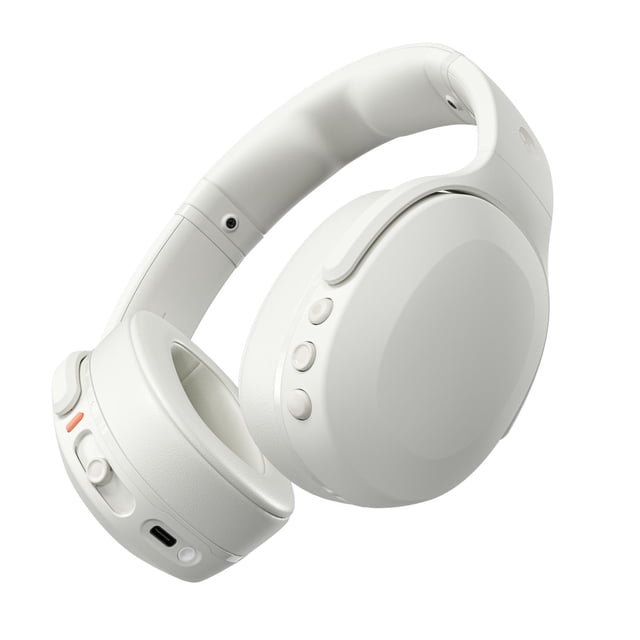 audífonos skullcandy bt crusher evo inalámbricos blanco en vista 3/4, diadema acolchada y auriculares circumaurales con tres botones de control y puerto USB visibles, superficie mate y almohadillas suaves; adecuados para escuchar música y uso en viajes cortos.